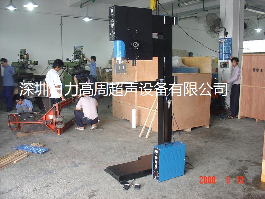 超聲波中空板周轉(zhuǎn)箱鉚接機